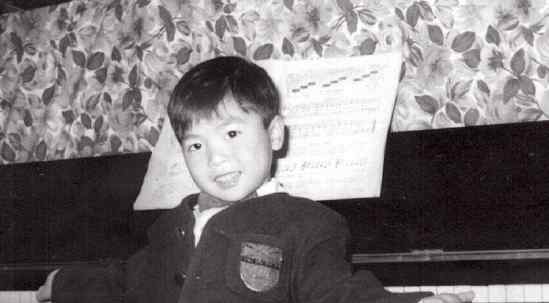 甄子丹微博 甄子丹微博晒童年照片 曾是爱弹钢琴的文艺青年