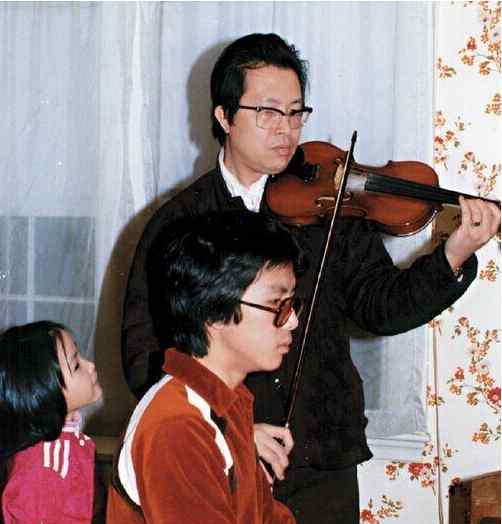 甄子丹微博 甄子丹微博晒童年照片 曾是爱弹钢琴的文艺青年