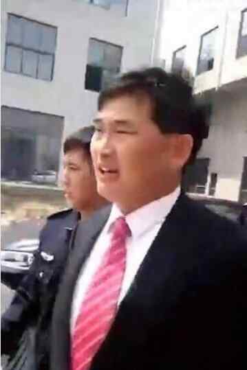 朱之文被警察带走 大衣哥犯事了？ 朱之文被警察“架”着走