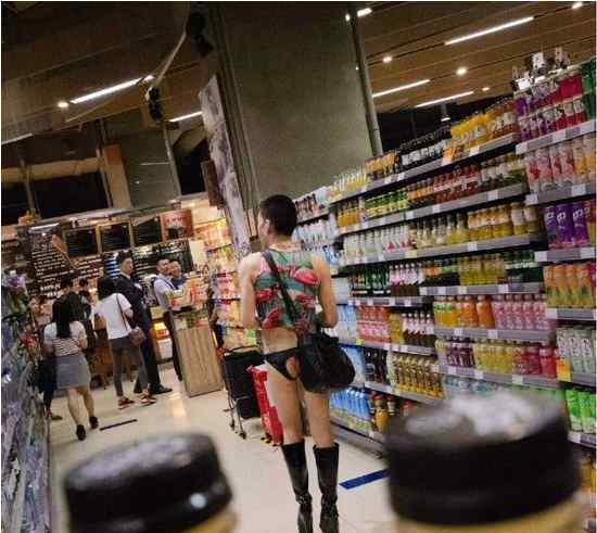 奇葩哥 深圳超市现异装男 网友：奇葩哥是炒作吗？