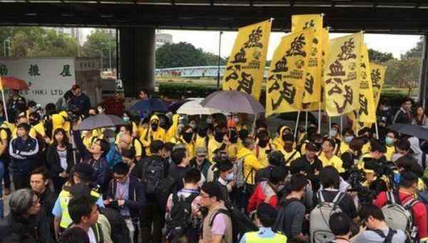 反水货 香港激进团体再次发起反水货客游行 33人被捕