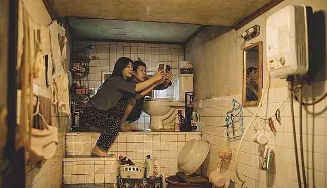 《寄生虫》电影导演奉俊昊和出演宋康昊展现金棕榈影城