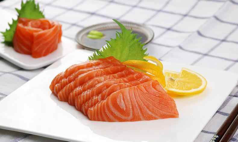 生吃三文鱼,营养丰富,并且发热量还低,很合适减肥瘦身的人吃