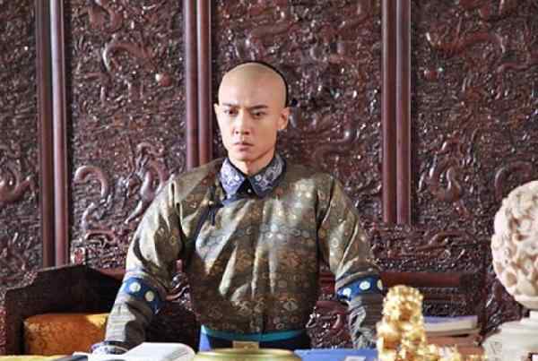 他穿着清朝皇帝早朝的晚礼服皇袍,但头型确是明代汉族人才有的发