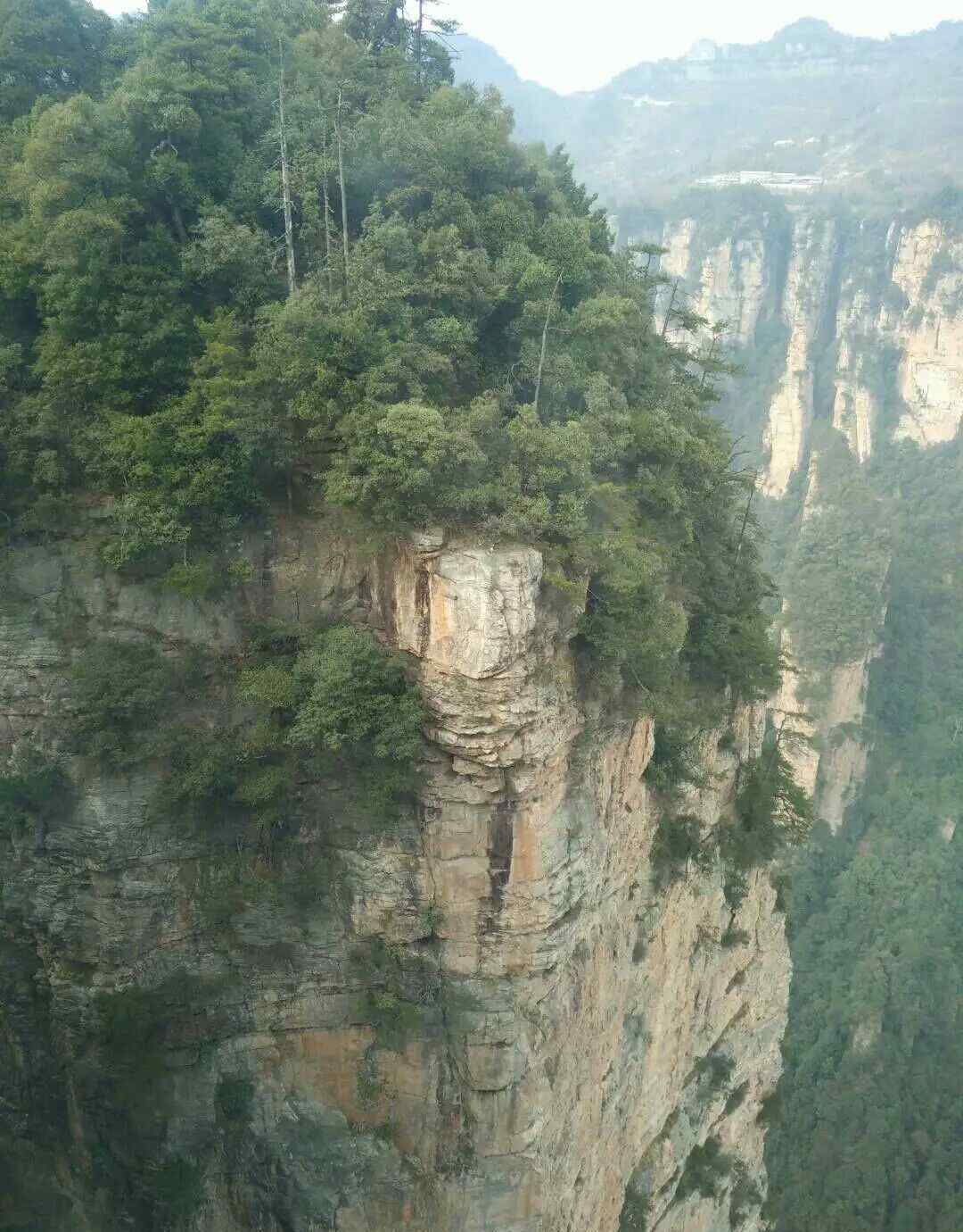 张家界是什么地貌 都知道湖南有一个地方，那就是美丽迷人、风景秀丽的张家界了!张家界地貌奇特、高山耸立，是很有名旅游胜地