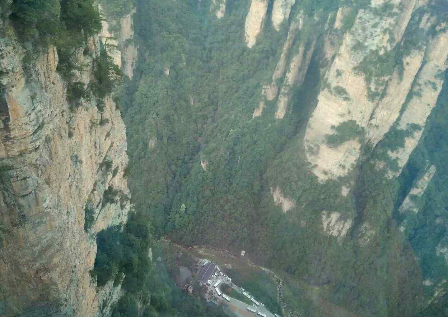 张家界是什么地貌 都知道湖南有一个地方，那就是美丽迷人、风景秀丽的张家界了!张家界地貌奇特、高山耸立，是很有名旅游胜地