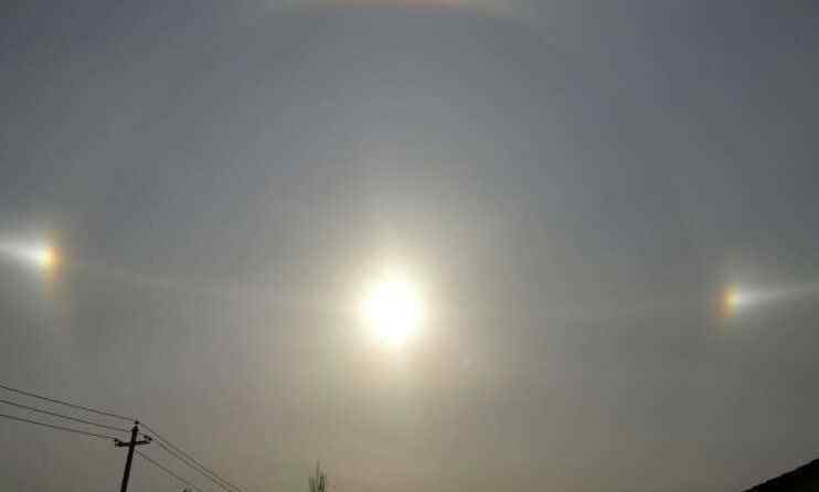 赤峰五个太阳 喂，后裔吗？石家庄上空现2个太阳麻烦来一下！为什么天空中会有两个太阳？