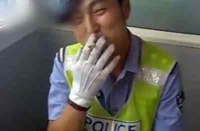 忐忑交警 忐忑交警，网友指责交警影响了警察的形象！
