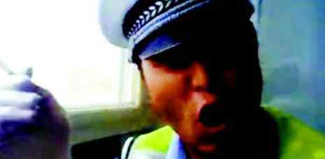 忐忑交警 忐忑交警，网友指责交警影响了警察的形象！
