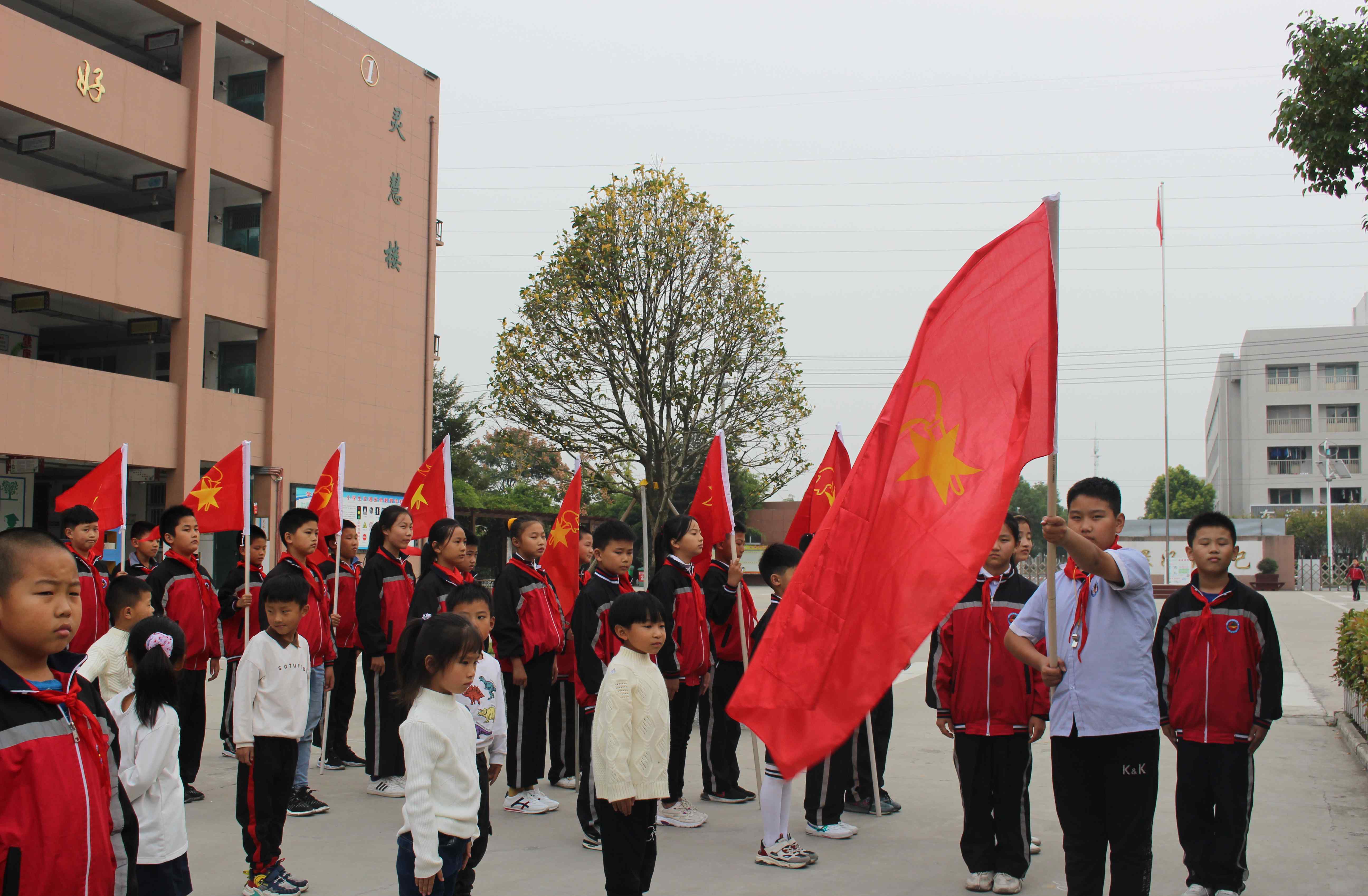 潘丽华 红领巾，我们的骄傲——经济开发区小学一年级新生入队仪式