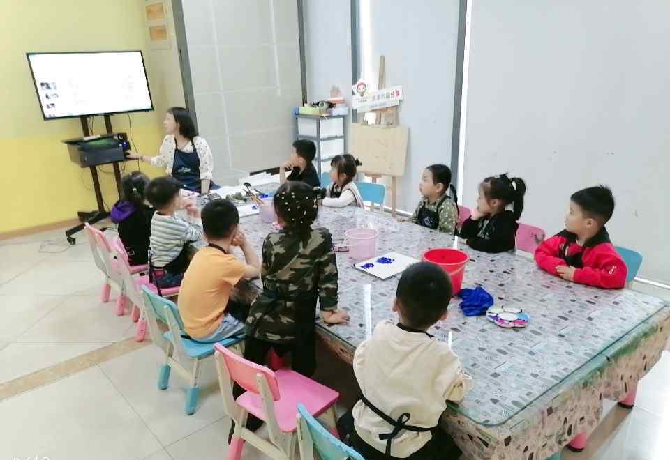 牵牛属 今天青橙带给我们小朋友的课程是《爱吹喇叭的牵牛花》，属旋花科牵牛属，这一种植物的花酷似喇叭，也叫喇叭花。