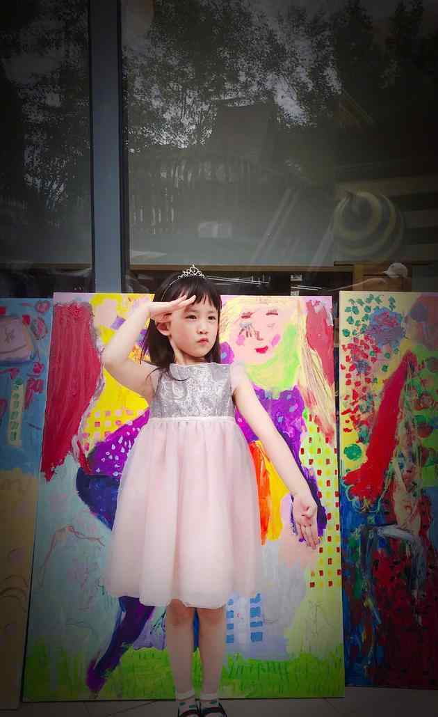 多妹 黄磊晒二女儿画作 画作色彩明亮多妹很是满意