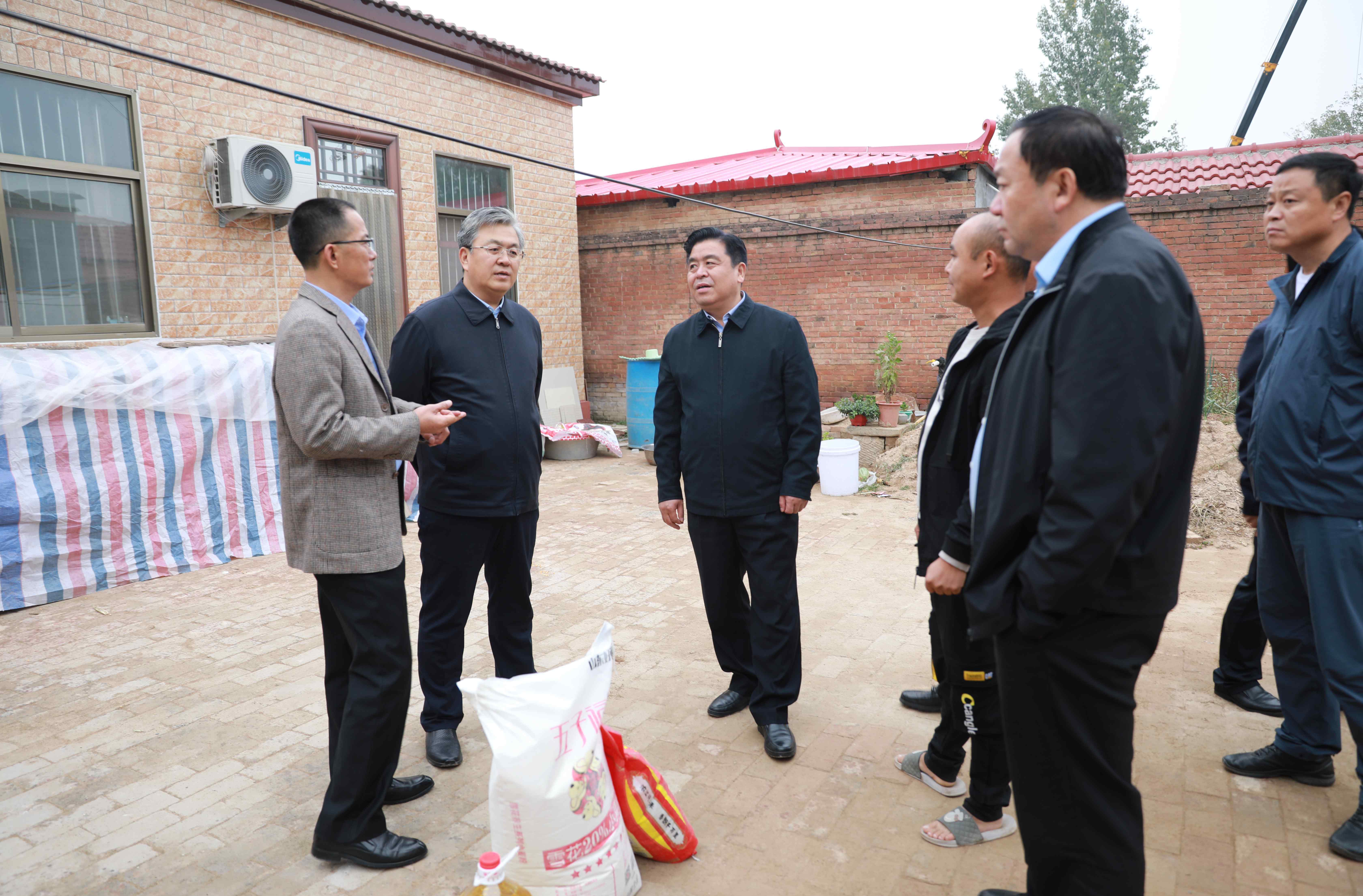 师伟 省生态环境厅副厅长师伟莅临台前县调研工作并入村开展扶贫帮扶