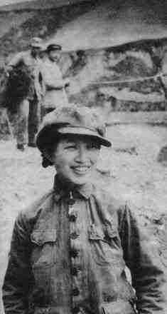 黄埔女兵 她是黄埔女兵中最漂亮的一个，身材高挑，嫁给了矮个子王明