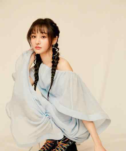 黑色纱裙 郑爽黑色抹胸纱裙美得高调 御姐风清新仙女风随意切换，这才是神操作