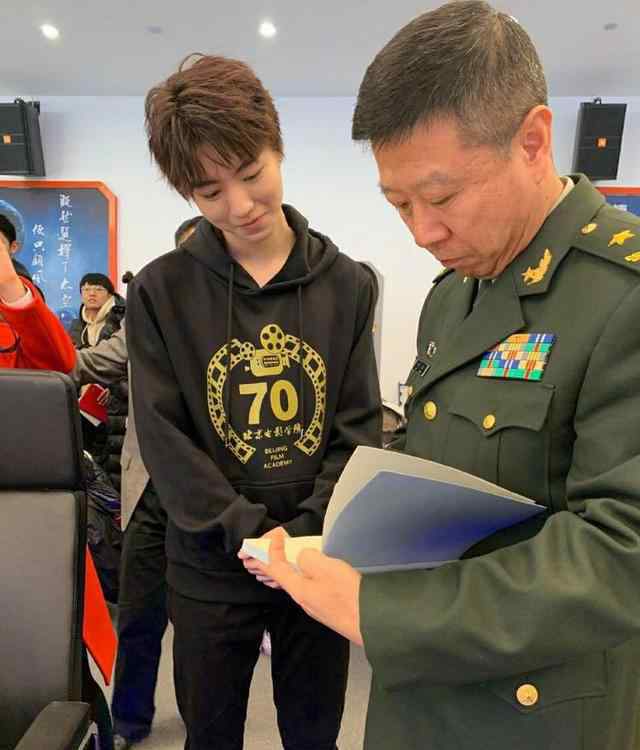 王俊凯签名 追星航天员刘旺 王俊凯乖巧的站姿像极了等爱豆签名的你