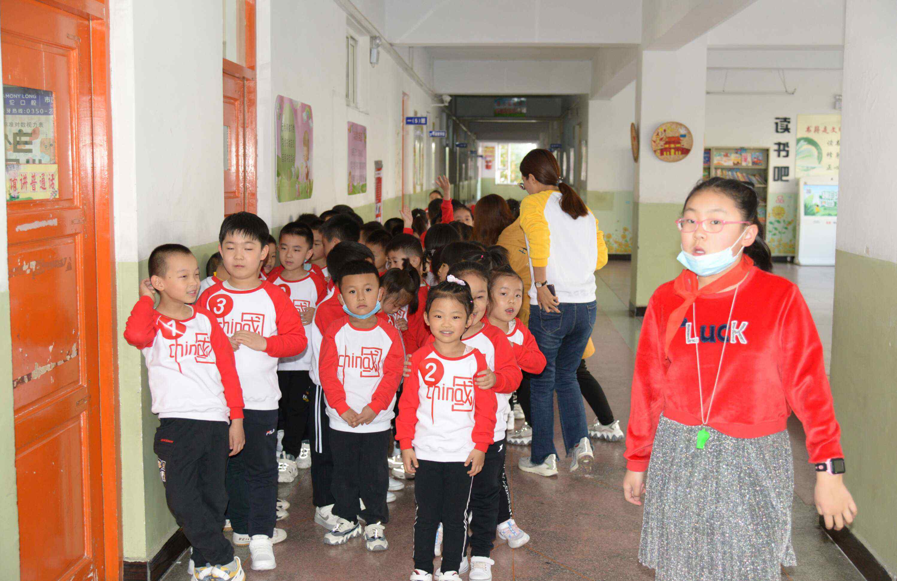 忻州市第二实验小学 忻州市第二实验小学一年级举办“共担风雨、爱赢未来”亲子运动会