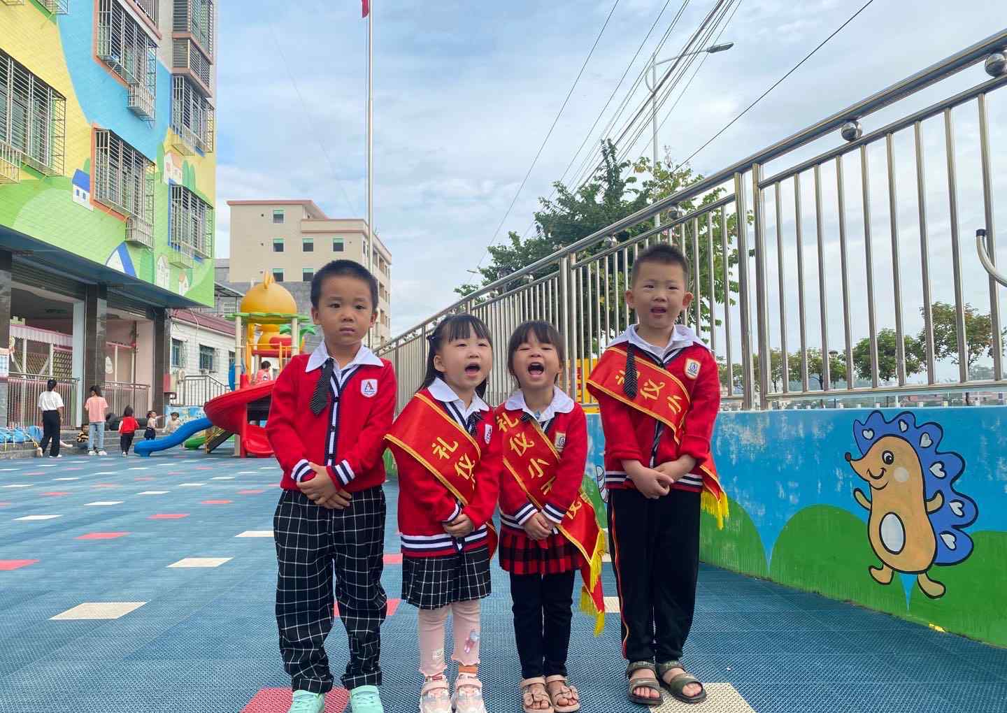 邓铭 邓铭晗小朋友在幼儿园的成长纪录