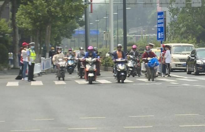 南京交警 6月1日起南京交警将对闯禁区电动车罚款，严重者还要扣车
