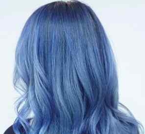 蓝黑色头发 女生蓝黑色头发效果图 另类又梦幻感十足