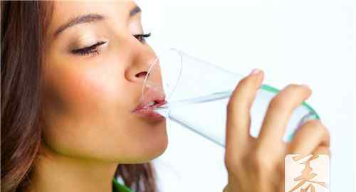 女孩一天喝是多少水最好是