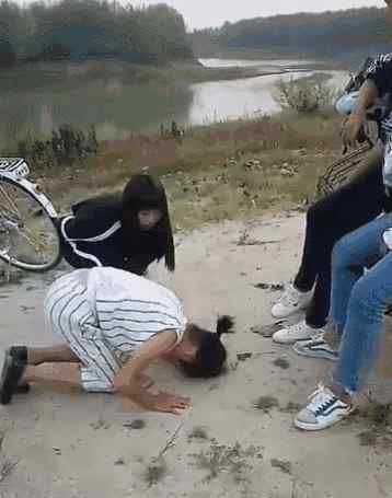 潢川附近一中学校园暴力视频疯转!女孩被逼下跪磕头!界面令人悲