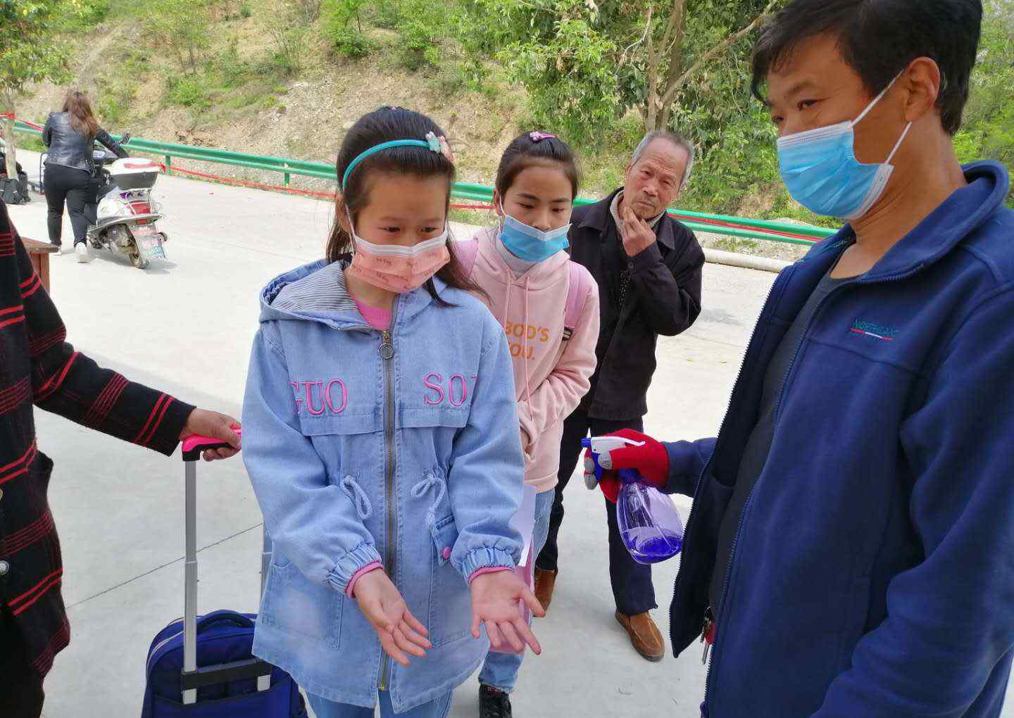 对学生居家学习情况逐一摸底 人间四月春正暖，板岩学子返校园——板岩镇中小学平安顺利开学