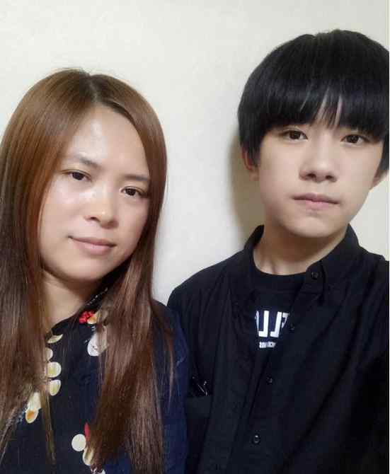 易烊千玺父母资料简介 易烊千玺为妈妈庆生 易烊千玺妈妈正面照曝光