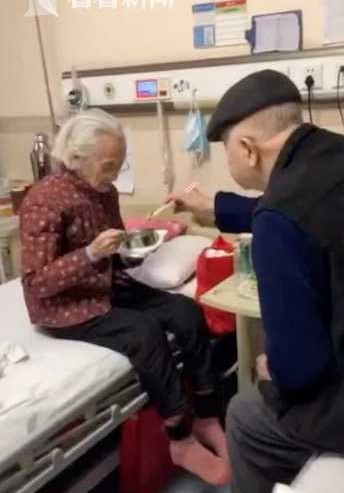 95岁的老爷爷贴心地给老伴喂饭 接下来一幕羡煞旁人