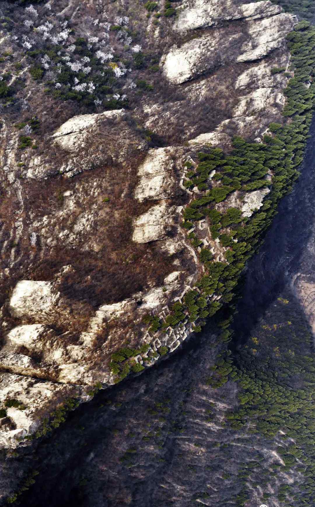 大寨山 邯郸秘境：大寨山上发现千年石头古寨，还有一个迷你版的“悬宫吊庙”