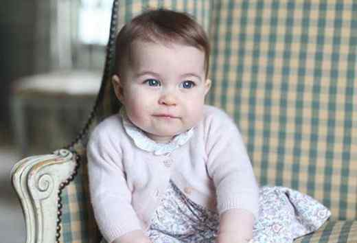 乔治小王子抱妹妹 英国皇室曝光夏洛特小公主正面照 确定不是乔治王子假扮？