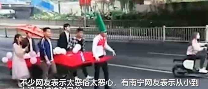 广西一新郎街头戴绿帽被抽打 父亲身后挂牌“我要扒灰” 网友：太恶俗太恶心