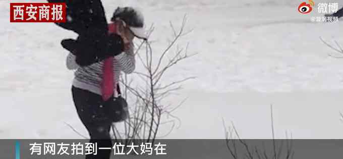 东北大妈用雪洗貂皮大衣看乐网友：绝不放过任何一个死角！