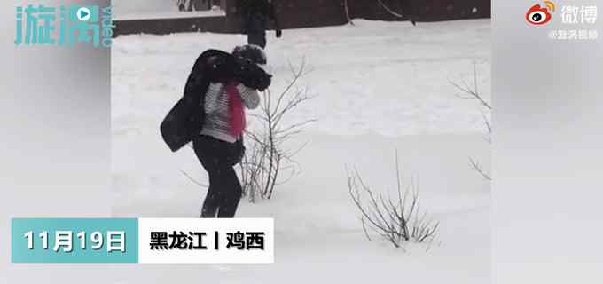 东北大妈用雪洗貂皮大衣看乐网友：绝不放过任何一个死角！