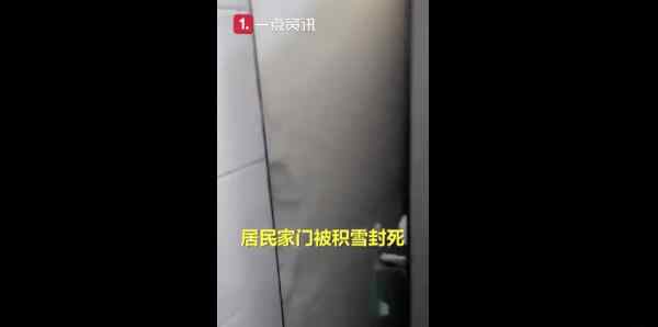 吉林多日暴雪铁路工人火烤铁轨除冰 市民凿冰救车真相是什么？