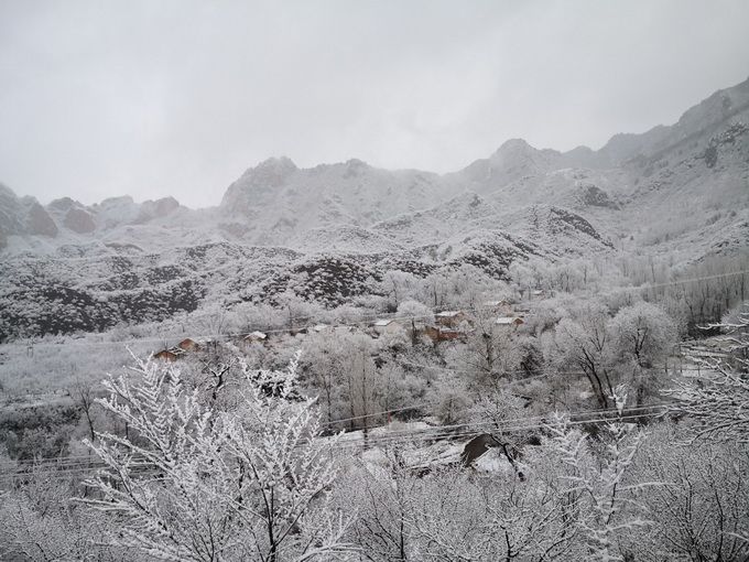 今冬北京山区来了头场雪 超美！