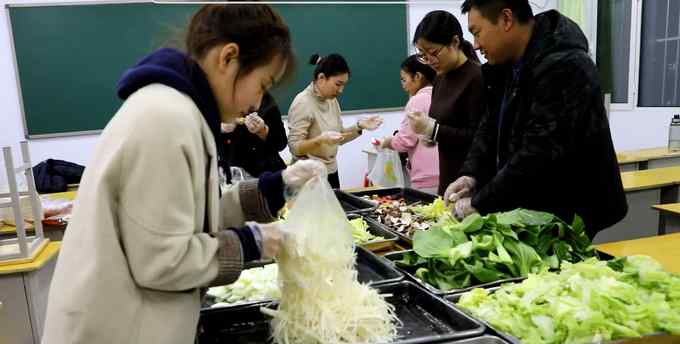 羡慕了！河北初中老师在教室里给学生煮火锅：底料齐全 羊肉敞开了吃