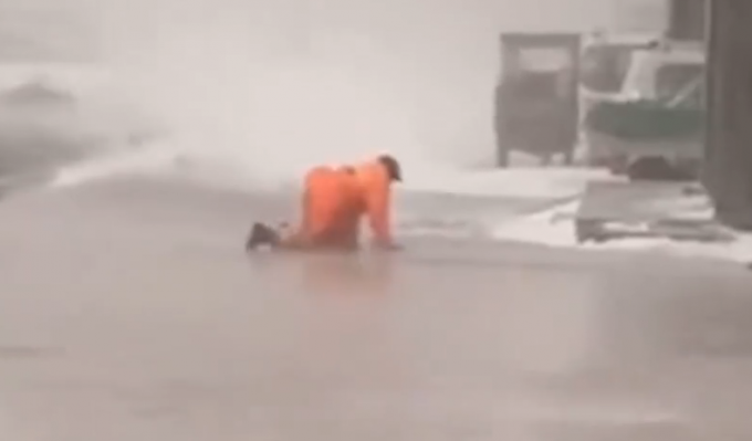 多地大风吹！内蒙古一大学生被狂风暴雪吹走 哈尔滨一环卫工爬行过马路