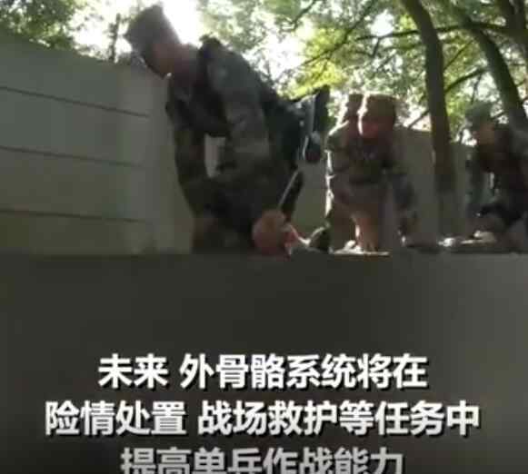 无锡神冲 帅呆了！兵哥穿机械外骨骼搬运报废武器首次亮相就冲上热搜