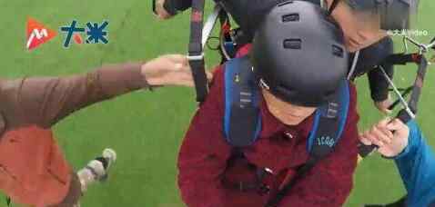 济南滑翔伞 帅到我了！78岁老人第一次玩滑翔伞淡定自拍