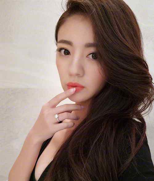 安以轩性感图片 安以轩凌晨微博公开性感美照 双峰丰满引围观