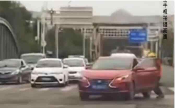 乌鲁木齐车祸 新疆乌鲁木齐：外卖小哥16秒停住失控汽车 避免了一场车祸发生