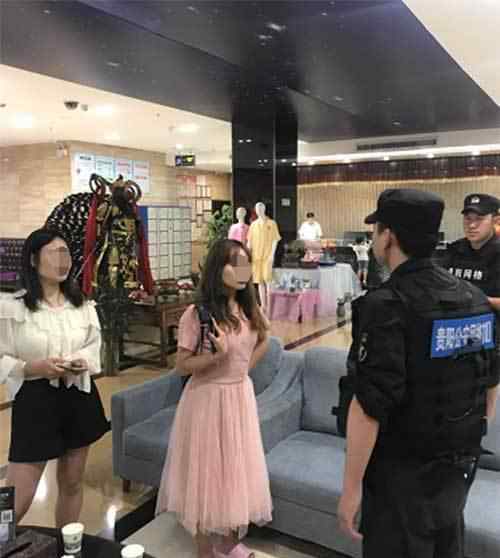 在洗澡时男友突然进去 洗浴中心女宾区突然闯进两个男人！女子崩溃了