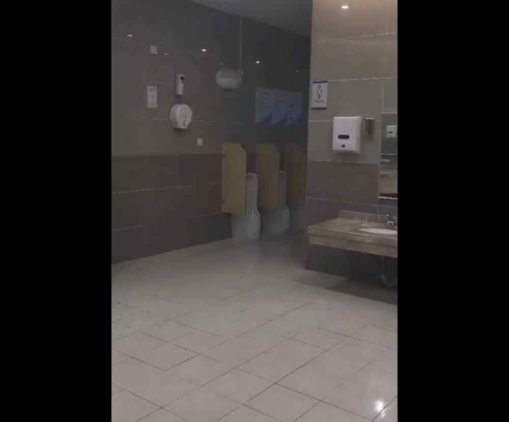 重庆男子医院认同名仕 大写的尴尬！重庆医院现观赏式厕所 拍摄者：希望男性也能够被尊重