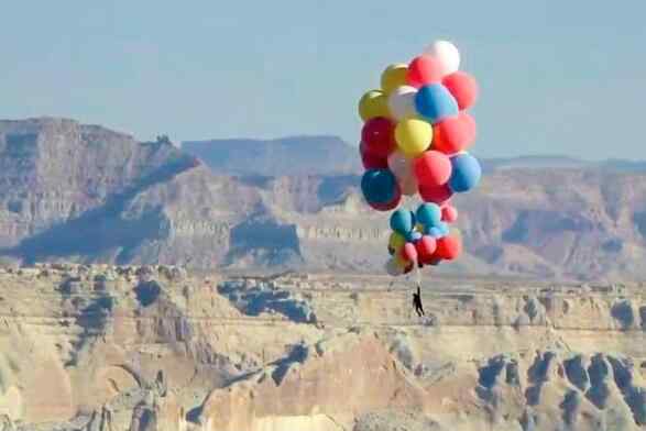 高空升飞 惊世骇俗!魔术师抓52个气球升至7500米高空 堪称现实版飞屋环游记