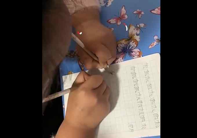 7岁女孩双手同时写字 字迹工整没有刻意训练 网友：这下不怕作业多了