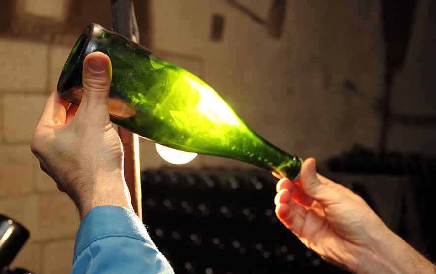 香槟繁杂的酿制全过程中,调酒师会加上二种水溶液:Tirage