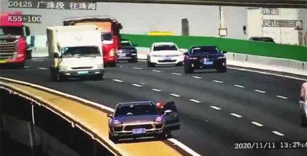WEY VV7被撞翻下20米高桥，车内4人奇迹生还，原因在这