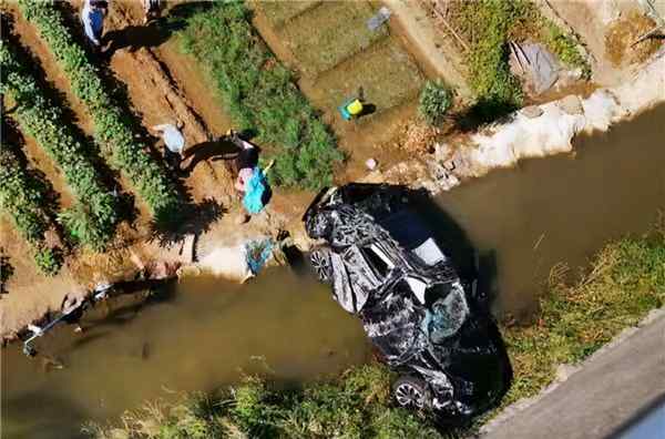 WEY VV7被撞翻下20米高桥，车内4人奇迹生还，原因在这