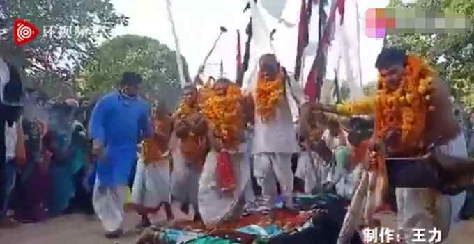 印度妇女让祭司从背上踩过求子 数千名游客围观了这一仪式